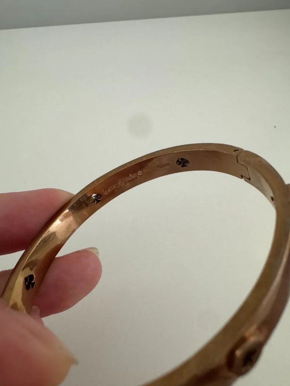 Kate Spade New York Spot the Spade Studded Hinged Gold Bangle Spade Shaped Cutou - Picture 3 of 7